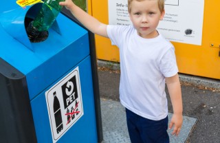 riciclo raccolta differenziata bambini educazione scuola famiglia