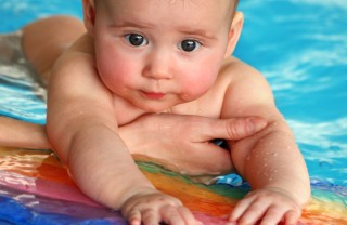 bambino in piscina bambino in piscina