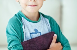 bambina vista da dietro