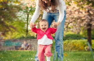 bambina e i primi passi bambina e i primi passi