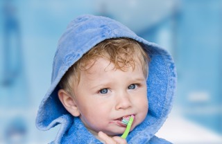bambino e spazzolino bambino e spazzolino