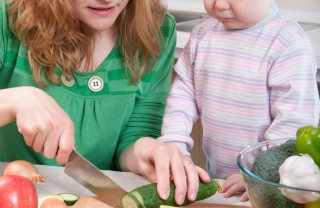 mamma e bambino in cucina mamma e bambino in cucina