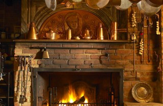 tavolo e sedia antichi