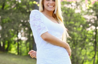 una donna sorridente ridere fa bene, ridere benefici