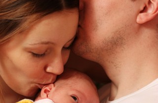 famiglia abracciata