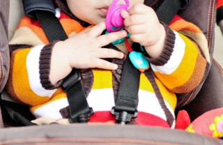 bambino in carrozina bambino in carrozina