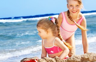 giovani sorelle al mare