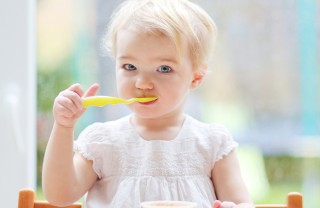 bambina che mangia da sola bambina che mangia da sola