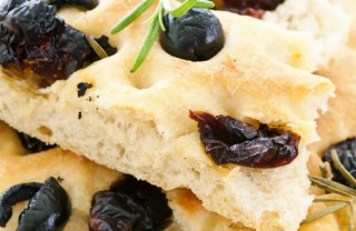 focaccia olive preparazione cucina panetteria