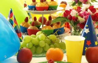 bambino-festa-decorazioni-tavola