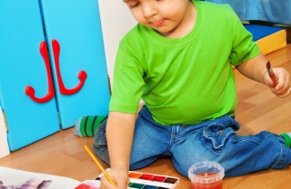 bambina mentre disegna