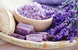teiere piatti stoviglie country lavanda fiori cesti sapone tavola decori