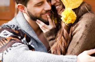inverno coppia innamorata coccole