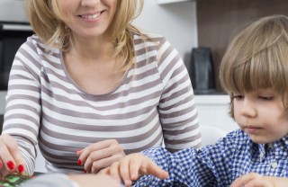 giocare a carte bambini divertimento