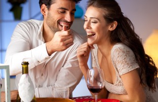 coppia cibo cena amore coppia cibo cena amore