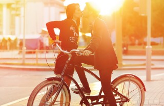 bacio tramonto amore coppia bacio tramonto amore coppia