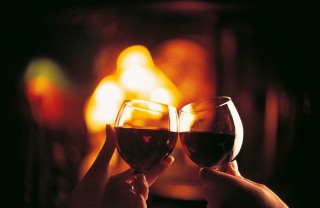 brindisi vino rosso romantico cena