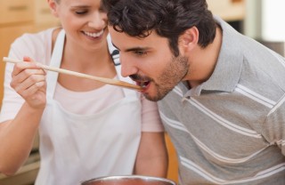 mangiare cucinare assieme coppia