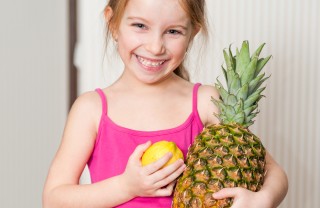 bambina con frutta