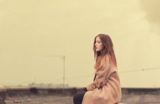 ragazza da sola