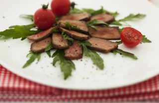 carne straccetti vitello pesto pomodorini rucola