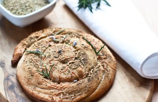 Spirale di pane alle erbe e formaggio
