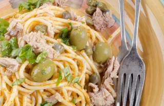 spaghetti pasta tonno olive capperi
