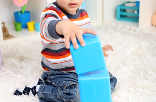 Bambino gioca sicuro Bambino gioca sicuro
