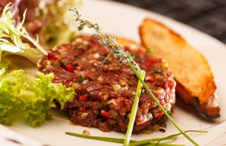 tartare erbe peperone menta cipollotto manzo tartare erbe peperone menta cipollotto manzo
