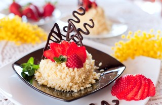 torta mimosa pan di spagna crema panna fragole