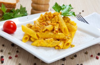 penne pasta speck zafferano