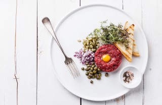 tartare filetto uovo acciuga capperi cipolla