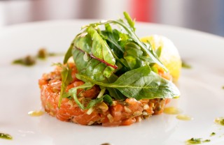 tartare salmone pepe rosa menta zucchine