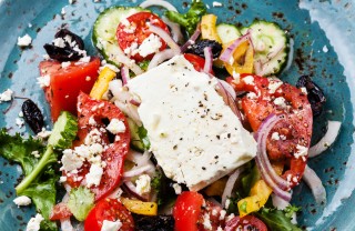 insalata greca pomodori cipolle feta olive origano