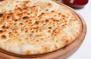 pizza bianca aglio peperoncino olio origano