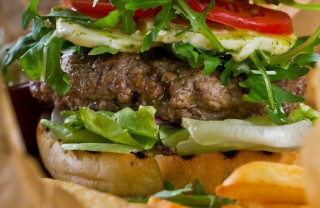 hamburger manzo mozzarella rucola pomodorini pesto