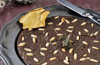 castagnaccio torta castagne farina uvetta rosmarino olio castagnaccio torta castagne farina uvetta rosmarino olio