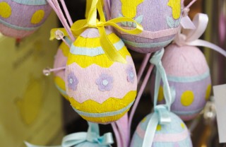 Uova di pasqua rivestite con carta vegetale Uova di pasqua fai da te rivestite con carta vegetale idee per bambini