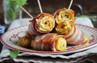 Rotolini di frittata e pancetta aperitivo finger food