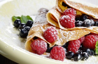 Crêpes con frutti di bosco e gelato alla crema