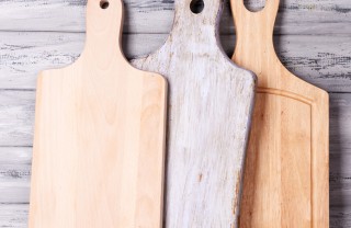 pulire il tagliere in legno lavare a mano
