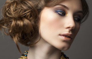 Chignon, coda di cavallo o lunga treccia Chignon, coda di cavallo o lunga treccia
