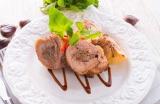 rotolo faraona ripiena erbe catagne funghi