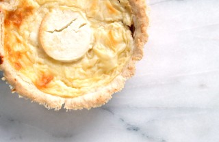 Torta di farro e brie con marmellata di ciliegie