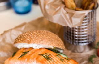 hamburger filetto salmone salsa tartara tzatziki yogurt cetrioli