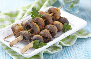 spiedini funghi burro aglio prezzemolo barbecue