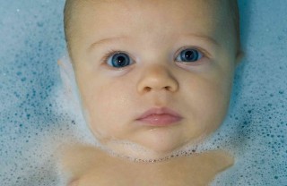come lavare un neonato nel lavandino