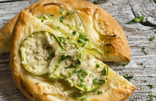focaccia pizza pesto zucchine cipolle sesamo pinoli vegan
