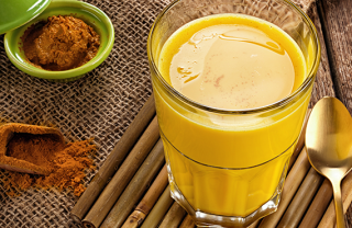 Golden milk: l’elisir a base di curcuma Golden milk: l’elisir a base di curcuma