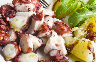 Cucina con la pentola a pressione Cucina con la pentola a pressione